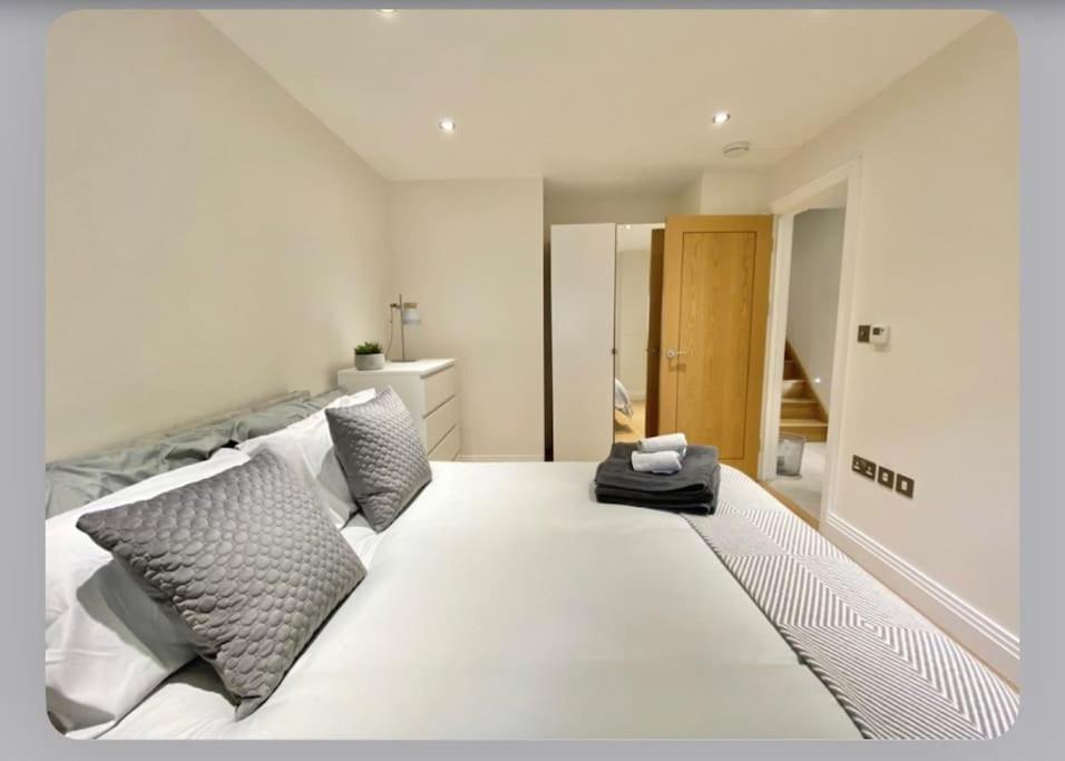 Luxury 4-Bed Apartment With Balcony & Garden, Near Emirates Stadium, 15 Mins To Central Londra Esterno foto