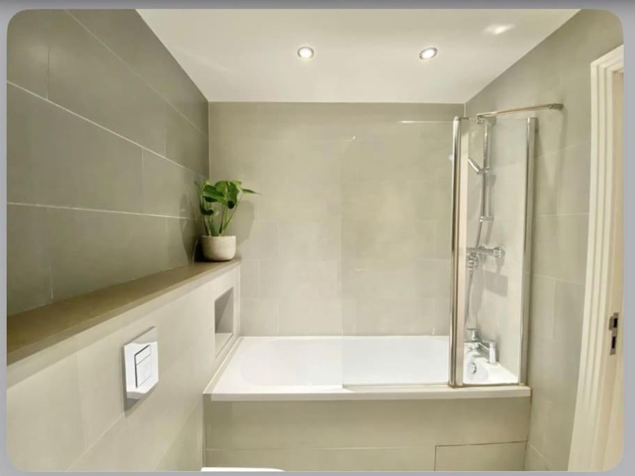 Luxury 4-Bed Apartment With Balcony & Garden, Near Emirates Stadium, 15 Mins To Central Londra Esterno foto