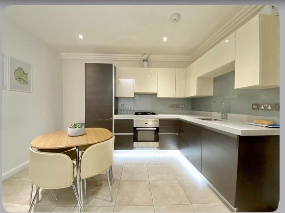 Luxury 4-Bed Apartment With Balcony & Garden, Near Emirates Stadium, 15 Mins To Central Londra Esterno foto