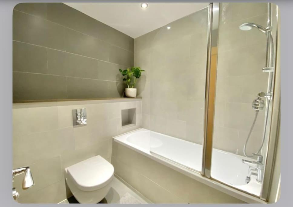 Luxury 4-Bed Apartment With Balcony & Garden, Near Emirates Stadium, 15 Mins To Central Londra Esterno foto