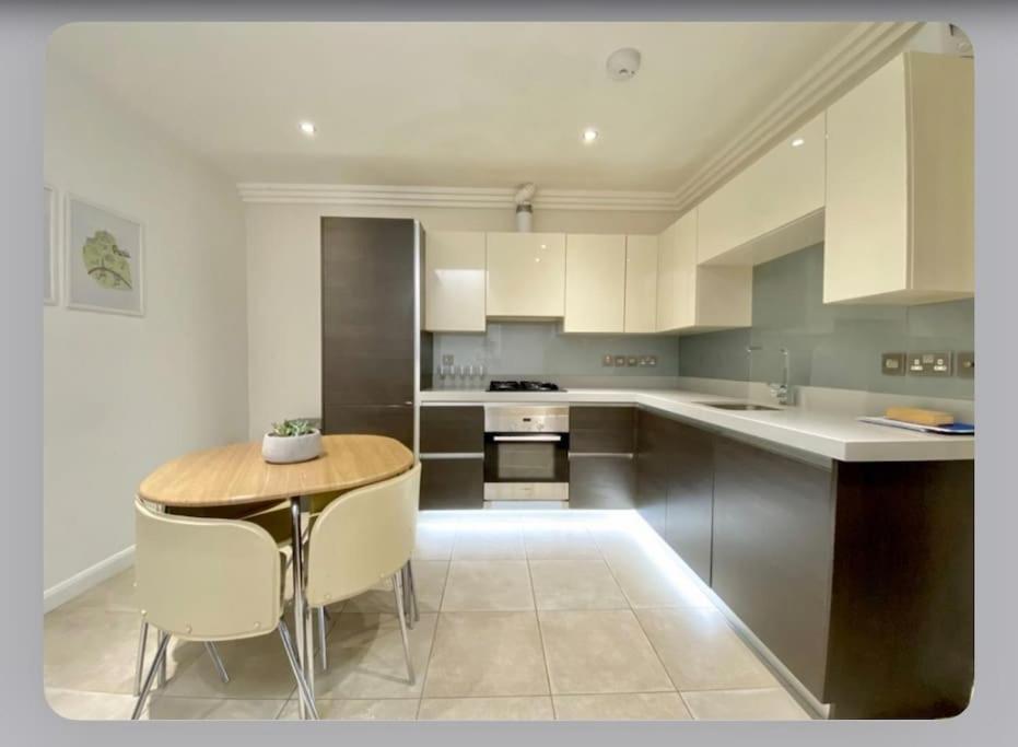 Luxury 4-Bed Apartment With Balcony & Garden, Near Emirates Stadium, 15 Mins To Central Londra Esterno foto